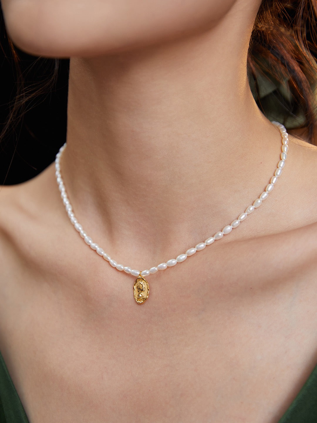Golden pendant pearl clavicle necklace