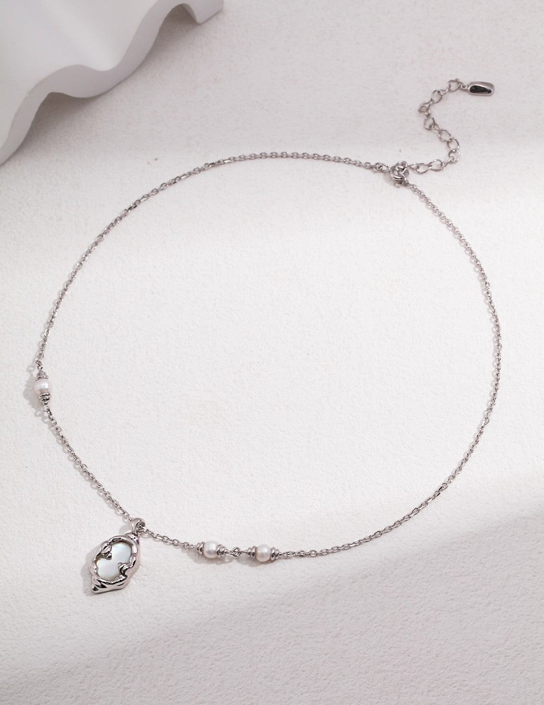Lava fluid designed pearl necklace