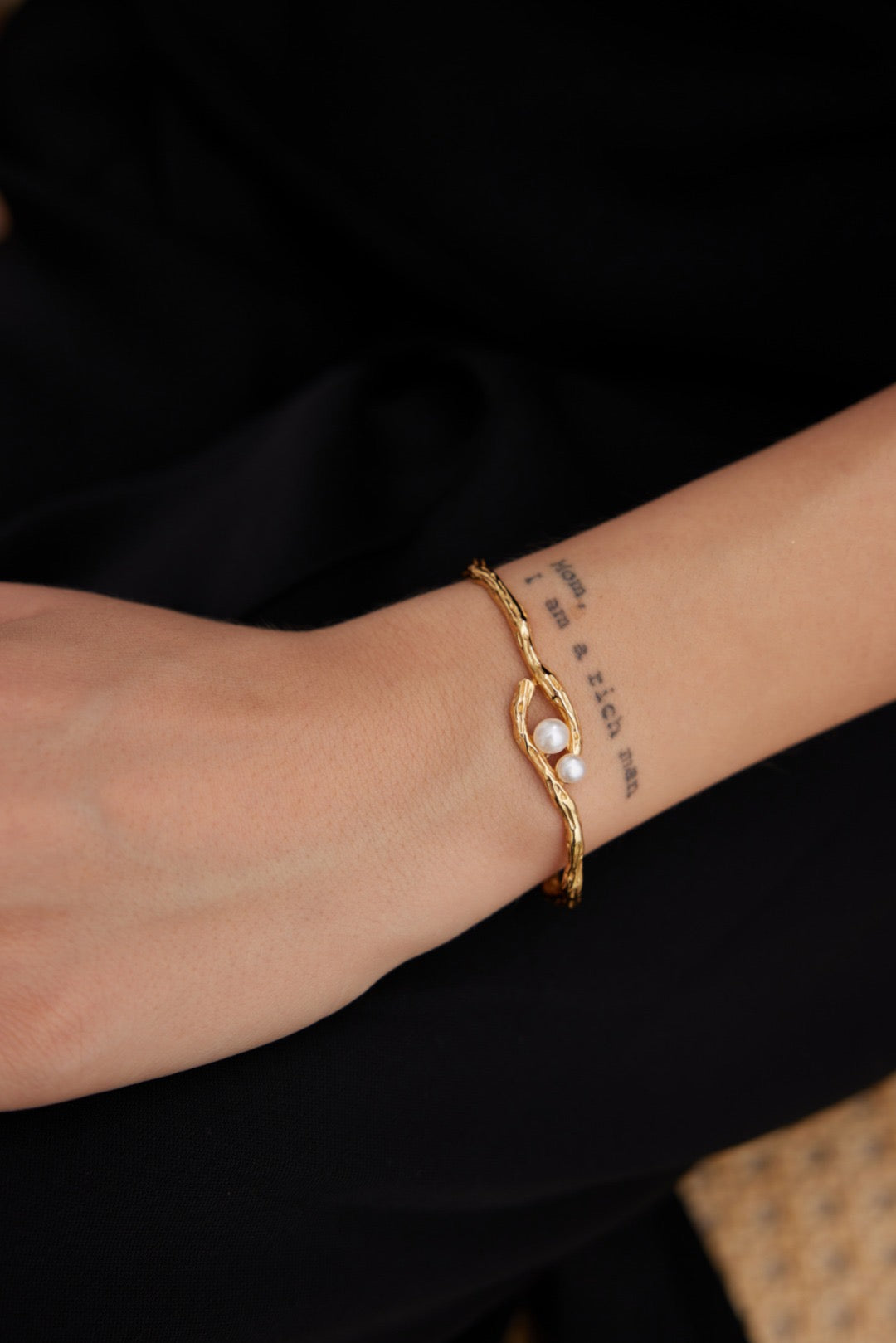 Gold line pearl bracelet